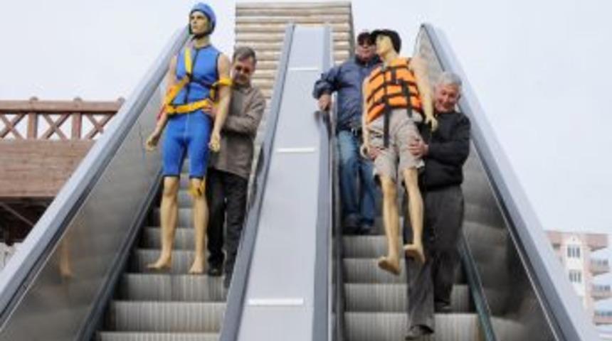 3 yıldır &ccedil;alıştırılamayan y&uuml;r&uuml;yen merdiven i&ccedil;in Kılı&ccedil;daroğlu ve Akaydınlı a&ccedil;ılış