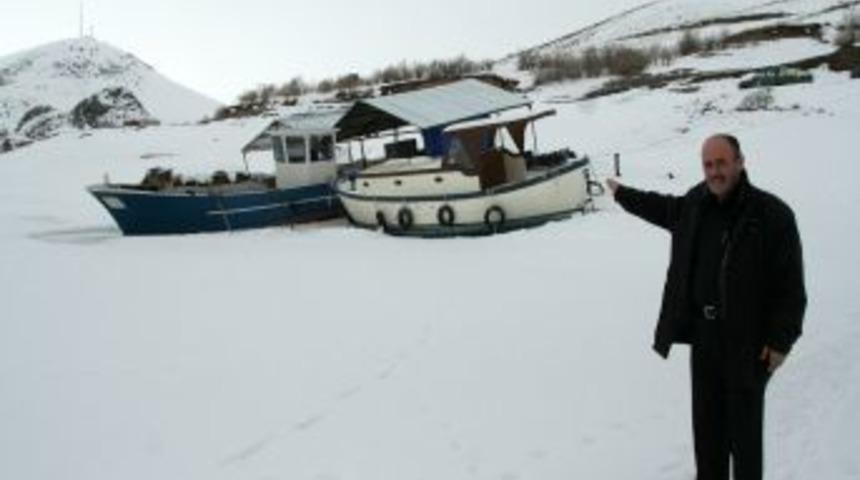Erzincan'da baraj g&ouml;l&uuml; dondu, balık havuzları buz altında kaldı