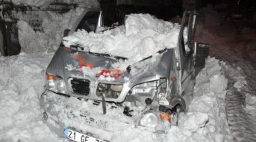 &Ccedil;atılardan d&uuml;şen kar k&uuml;tleleri bir&ccedil;ok aracı kullanılamaz hale getirdi