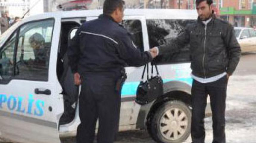 İşsiz gen&ccedil; bulduğu &ccedil;antayı polise teslim etti