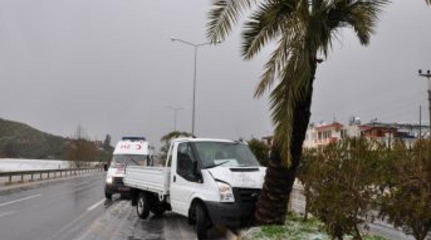 Alanya'da kar kalınlığında dolu yağdı