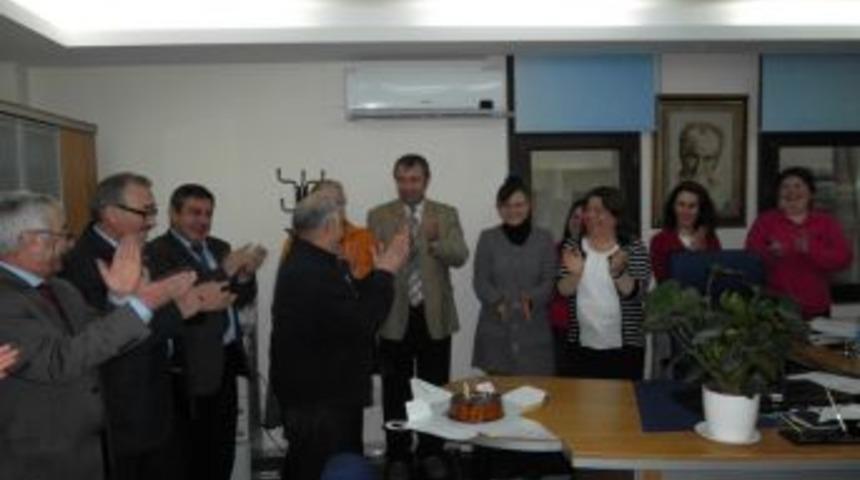 Tapu dairesinde s&uuml;rpriz doğum g&uuml;n&uuml; duygulandırdı