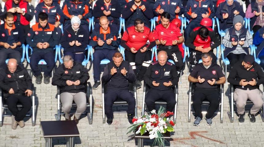 Van&rsquo;da 23 Ekim Depremi&rsquo;nin 15. yılında hayatını kaybedenler anıldı