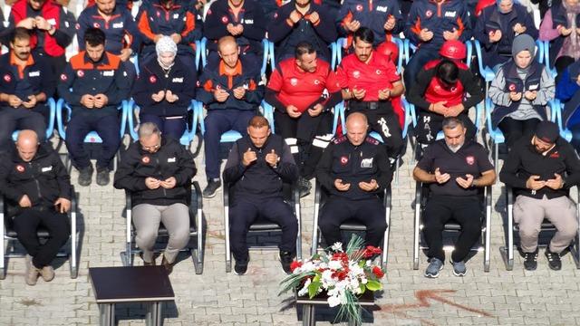 Van&rsquo;da 23 Ekim Depremi&rsquo;nin 15. yılında hayatını kaybedenler anıldı