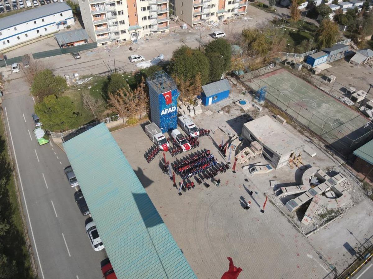 Van&rsquo;da 23 Ekim Depremi&rsquo;nin 15. yılında hayatını kaybedenler anıldı 2