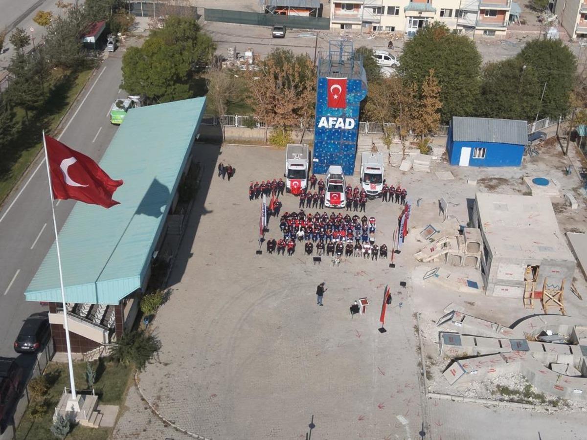 Van&rsquo;da 23 Ekim Depremi&rsquo;nin 15. yılında hayatını kaybedenler anıldı 1