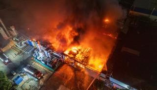 Manisa'da ak&uuml; fabrikası alevlere teslim oldu