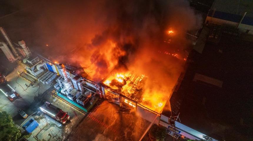Manisa'da ak&uuml; fabrikası alevlere teslim oldu