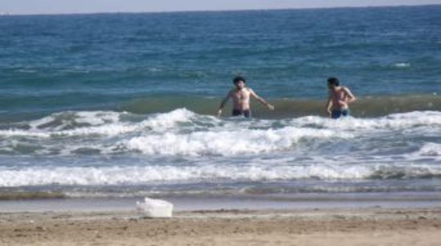 Kızkalesi'nde vatandaşlar denize girdi