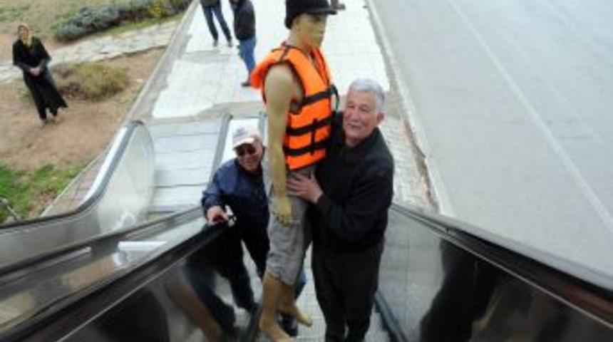 3 yıldır &ccedil;alıştırılamayan y&uuml;r&uuml;yen merdiven i&ccedil;in Kılı&ccedil;daroğlu ve Akaydınlı a&ccedil;ılış