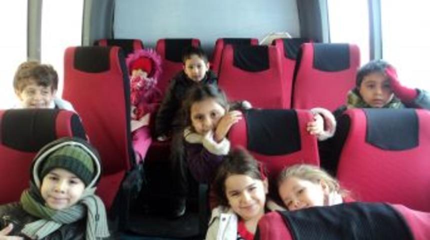 Sungurbeyli öğrenciler okul yolunda sesli kitap dinliyor