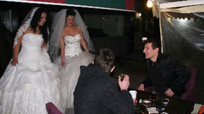 Seyirci &ccedil;ekebilmek i&ccedil;in gelinlikle gezdiler