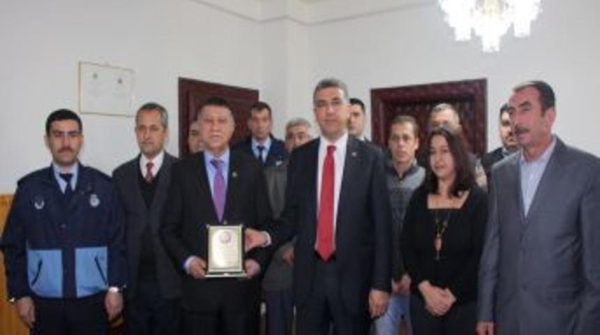 Borcu olmayan belediye başkanına plaket