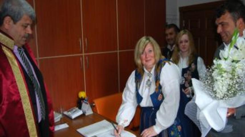 Evlenmek için 29 Şubat’ı beklediler