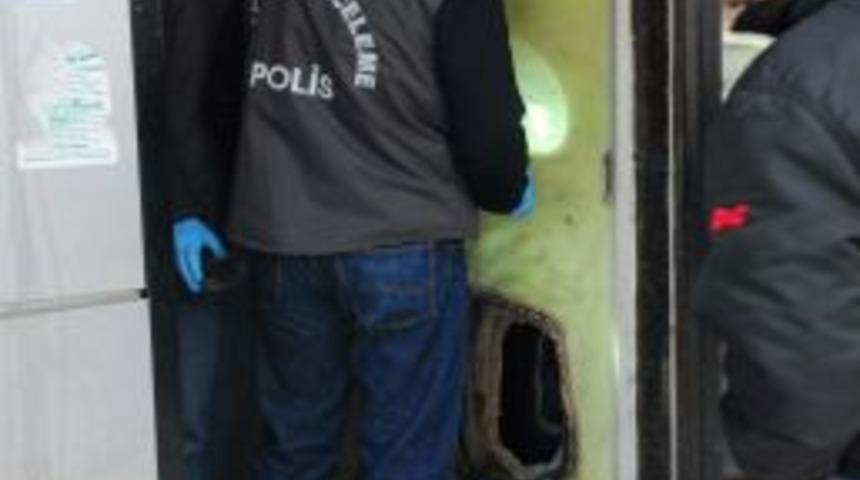 3 kilo altını çalmak için iki duvar deldiler