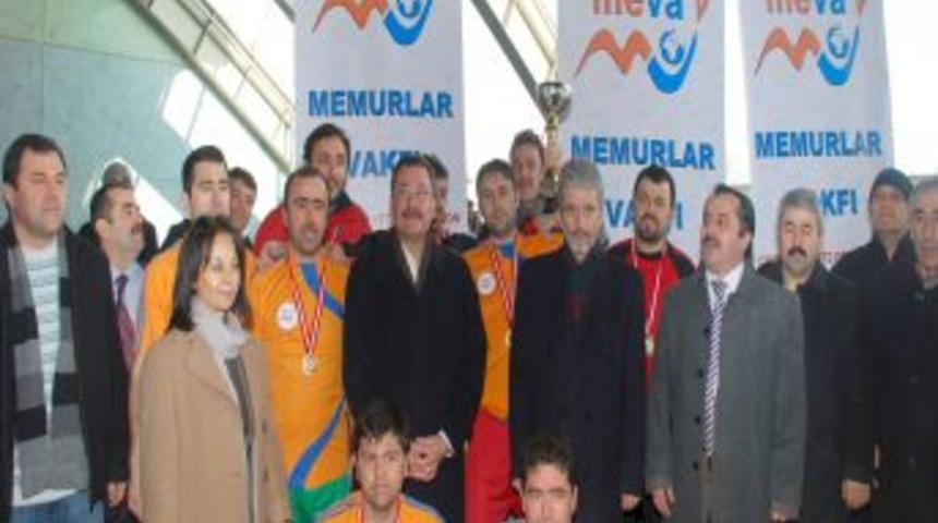 Etimesgut ve Sincan memurları kozlarını sahada paylaştı