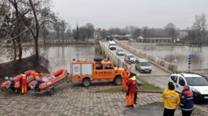 Meri&ccedil; Nehri kenarındaki iş yerleri taşkın riskine karşı boşaltılıyor