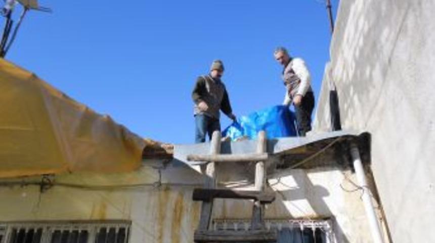 Damları su ge&ccedil;iren fakir ailelere &ccedil;adır dağıtıldı