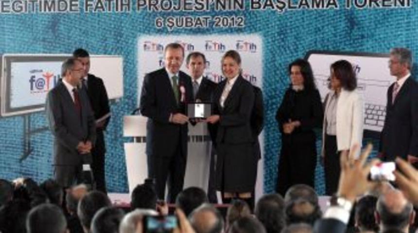 Başbakan Erdoğan, ilk tablet bilgisayarları dağıttı