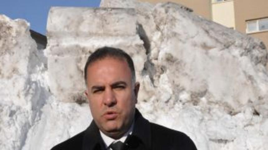 Bitlis Belediyesi okul bah&ccedil;elerini kardan temizledi