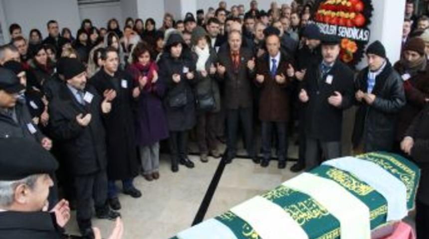 Beyin kanaması ge&ccedil;iren memur, g&ouml;rev yaptığı kurumda son yolculuğuna uğurlandı