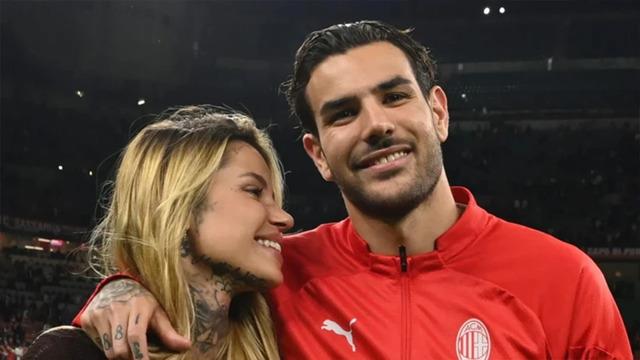 D&uuml;nyaca &uuml;nl&uuml; futbolcunun eşinden &ccedil;ok konuşulacak a&ccedil;ıklama!