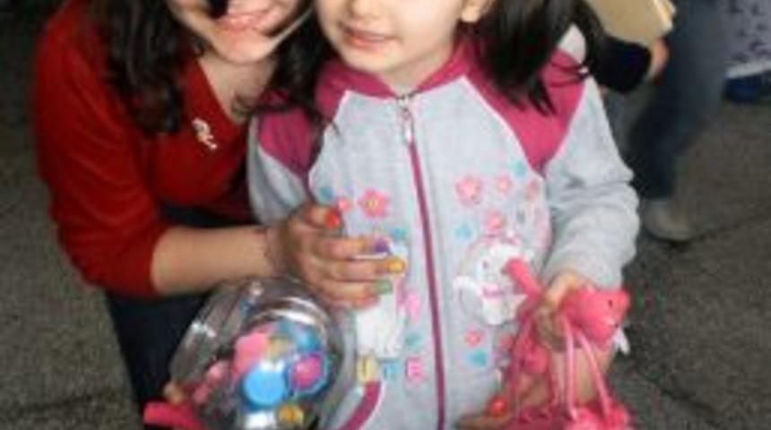 &Uuml;niversitelilerden otistik &ccedil;ocuklara oyuncak kampanyası