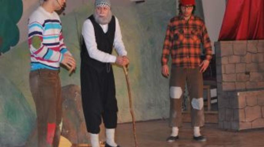 Kaymakamlık ve emniyet 10 bin &ouml;ğrenciyi tiyatro ile buluşturdu