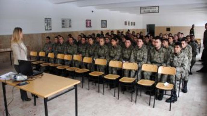 Garnizon ve Jandarma B&ouml;lge Komutanlığı&rsquo;nda &ouml;nce konferansı, sonra kan verildi