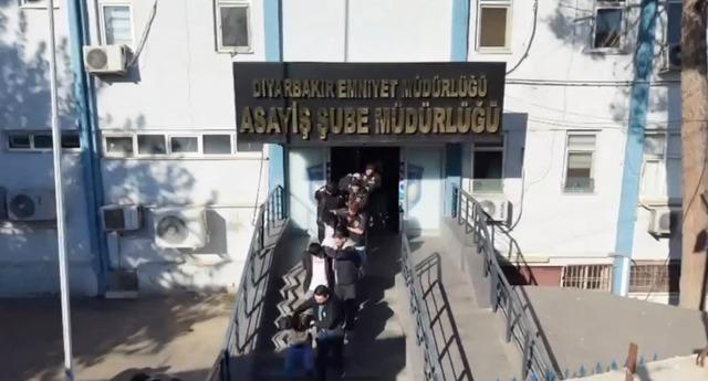 Ucuz ara&ccedil; kiralama vaadiyle tuzağa d&uuml;ş&uuml;rd&uuml;ler: &rsquo;Patinaj&rsquo; operasyonunda 12 tutuklama 1