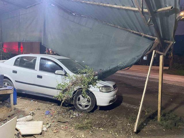Kamyonla &ccedil;arpışan otomobil kıraathaneye girdi 1