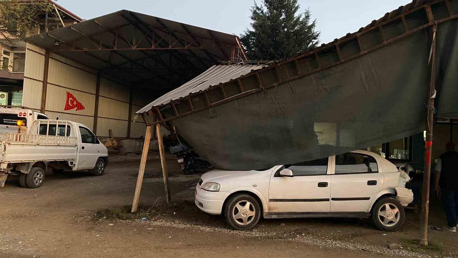 Kamyonla çarpışan otomobil kıraathaneye girdi