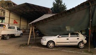 Kamyonla &ccedil;arpışan otomobil kıraathaneye girdi
