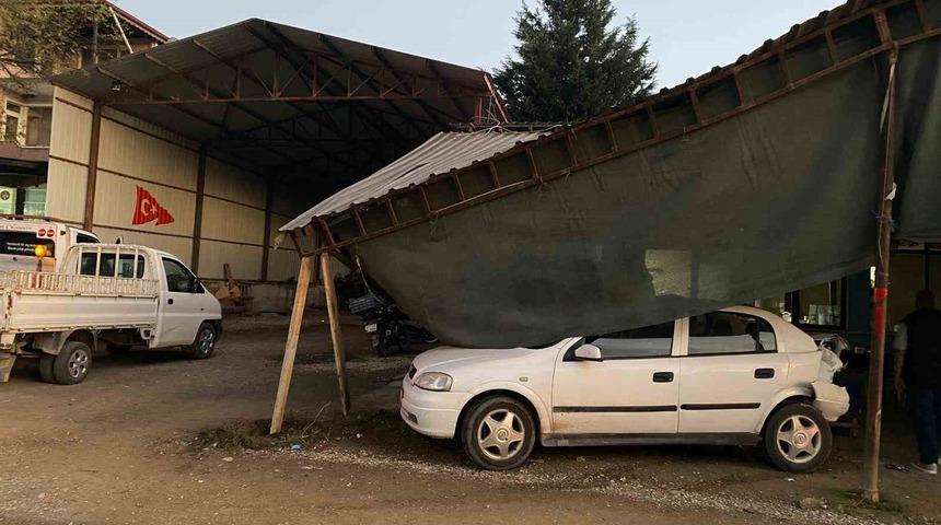 Kamyonla &ccedil;arpışan otomobil kıraathaneye girdi