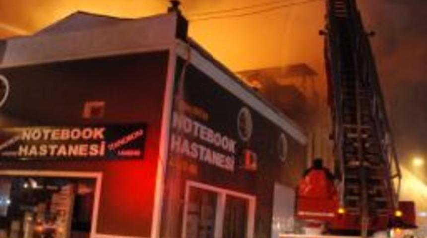 İzmir'de iki işyerinin &ccedil;atısı alev alev yandı