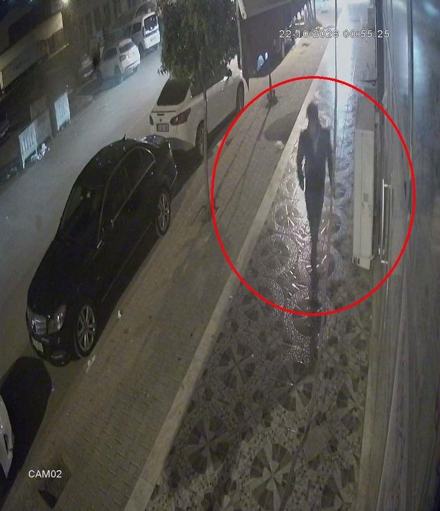 Çalıntı motosikletle polisten kaçan şahıs, metrelerce havaya uçtuktan sonra yaya olarak kaçışını sürdürdü 4