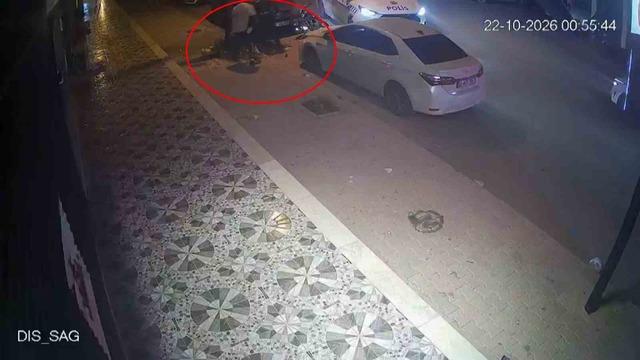 Çalıntı motosikletle polisten kaçan şahıs, metrelerce havaya uçtuktan sonra yaya olarak kaçışını sürdürdü 3
