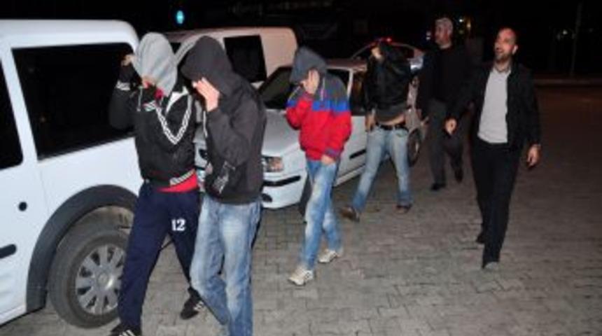 17 yaşındaki kıza cinsel istismarda bulundukları gerek&ccedil;esiyle 5 kişi yakalandı