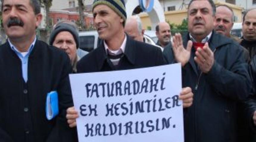 Elektrik ve kayıp ka&ccedil;ak kesintilerine karşı pankartlı eylem