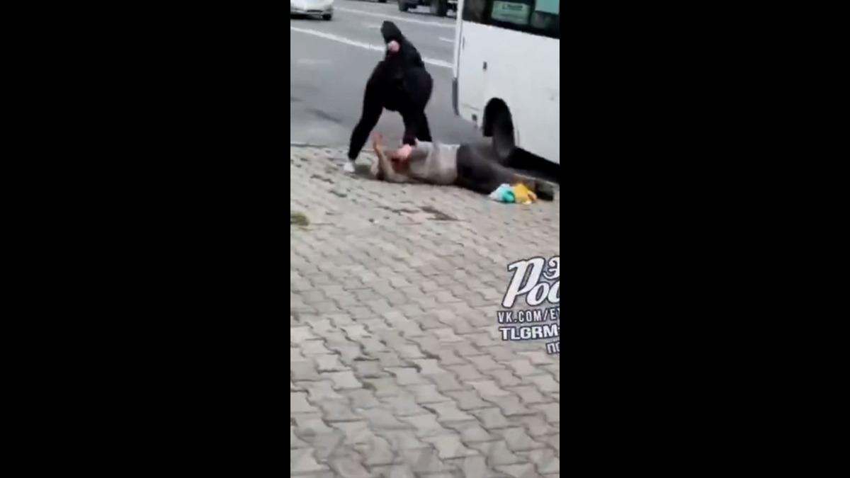 Rusya da iğren&ccedil; olay: Tacizciyi minib&uuml;sten indirip tekme tokat d&ouml;vd&uuml;! 1