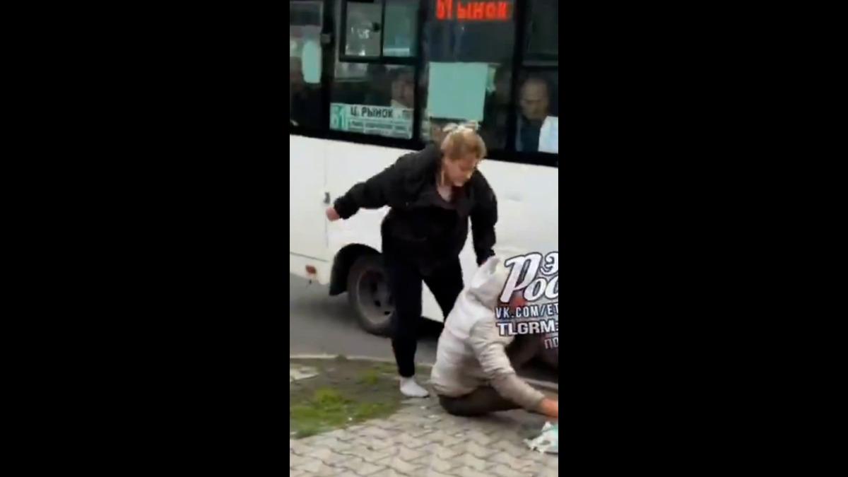 Rusya da iğren&ccedil; olay: Tacizciyi minib&uuml;sten indirip tekme tokat d&ouml;vd&uuml;! 2