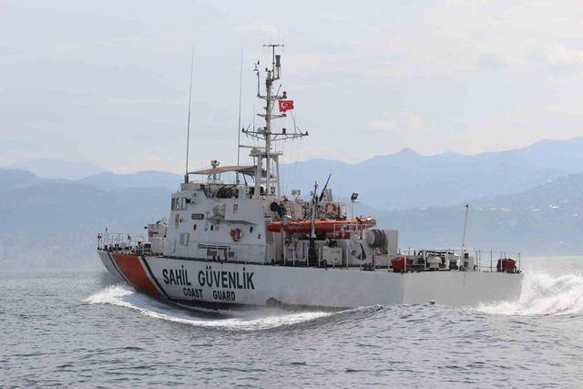 Sahil G&uuml;venlik&rsquo;ten balık&ccedil;ılara palamut denetimi 21