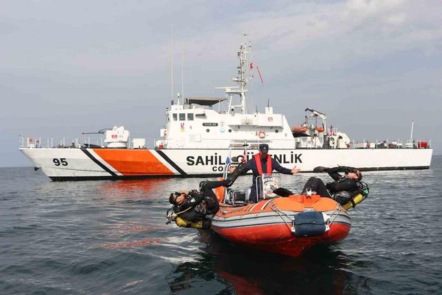 Sahil G&uuml;venlik&rsquo;ten balık&ccedil;ılara palamut denetimi 20
