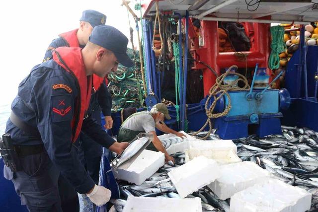 Sahil G&uuml;venlik&rsquo;ten balık&ccedil;ılara palamut denetimi 18