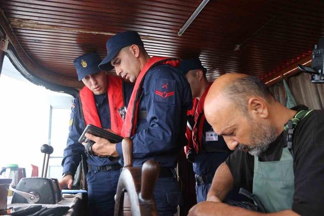 Sahil G&uuml;venlik&rsquo;ten balık&ccedil;ılara palamut denetimi 17
