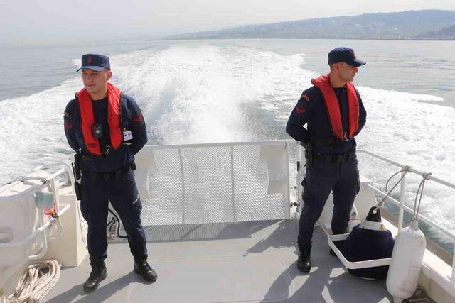 Sahil G&uuml;venlik&rsquo;ten balık&ccedil;ılara palamut denetimi 6