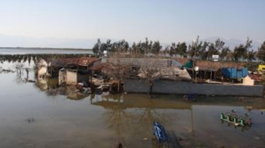 Hatay&rsquo;da sağanak yağış ve kuvvetli r&uuml;zgar etkili oldu