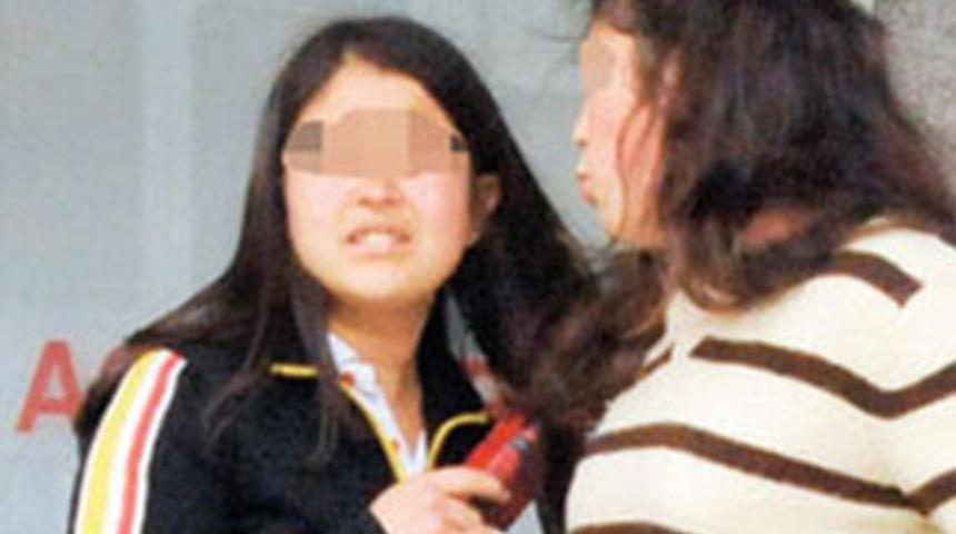 Liseli kızlara bı&ccedil;akla saldırdı