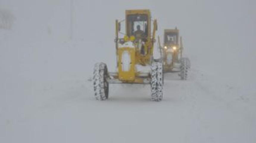 Yozgat'ta kar ve tipi 100 k&ouml;y yolunu ulaşıma kapadı