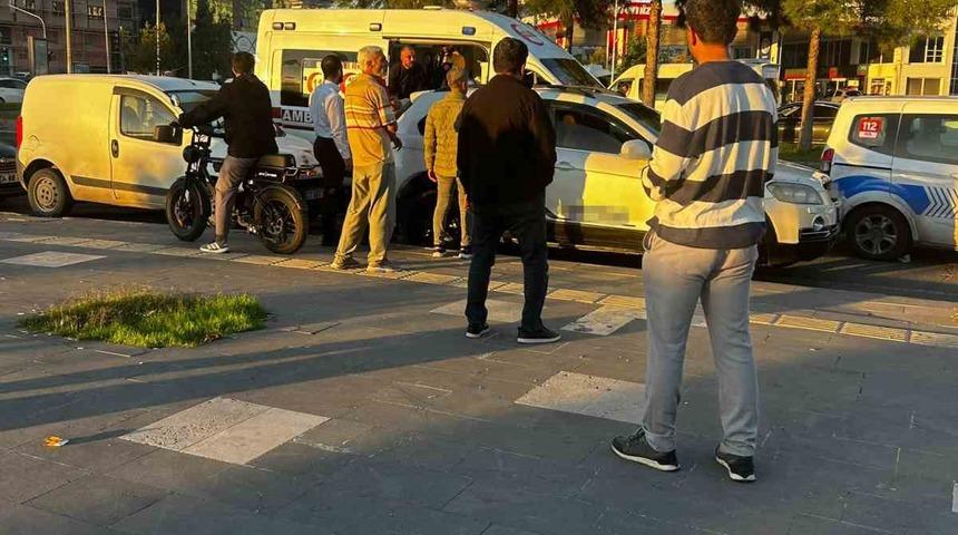 Diyarbakır&rsquo;da kaza sonrası taraflar birbirine girerek caddeyi ringe &ccedil;evirdi